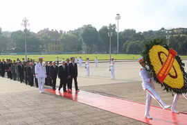 Đoàn đại biểu lãnh đạo Đảng, Nhà nước, Mặt trận Tổ quốc Việt Nam do Tổng Bí thư Nguyễn Phú Trọng dẫn đầu đặt hoa và vào Lăng viếng Chủ tịch Hồ Chí Minh. (Ảnh: Doãn Tấn/TTXVN)