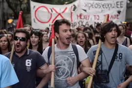 Người dân Hy Lạp tuần hành phản đối chính sách kinh tế khắc khổ tại thủ đô Athens ngày 2/7. (Nguồn: AFP/TTXVN) 