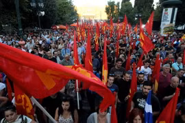Người dân Hy Lạp tuần hành phản đối chính sách kinh tế khắc khổ tại thủ đô Athens ngày 2/7. (Nguồn: THX/TTXVN)