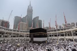 Những người Hồi giáo hành hương về đền thờ Kaaba, một ngồi đền hình vuông ở Đại Thánh Đường, thuộc đất thánh Mecca, Saudi Arabia.