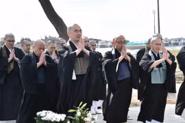 Các nhà sư Nhật Bản cầu nguyện cho nạn nhân động đất, sóng thần tại đài tưởng niệm ở Suma thuộc tỉnh Fukushima ngày 11/3. (Nguồn: AFP/TTXVN) 