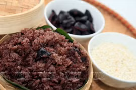 Món xôi trám của người xứ Lạng có hương vị thơm và béo ngậy rất đặc trưng. (Ảnh: Trần Thanh Giang/Báo ảnh Việt Nam)