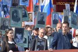 [Photo] Tổng thống Nga Putin tuần hành tưởng nhớ Trung đoàn Bất tử