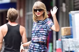 Taylor Swift xuất hiện trên phố trong bộ trang phục gồm áo crop-top kèm quần shorts cạp cao. 