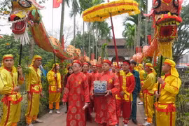 Phục dựng nghi lễ rước kiệu Ngọc Lộ tại Lễ khai ấn Đền Trần 2015