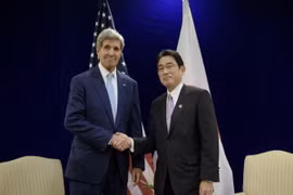 Ngoại trưởng Mỹ John Kerry (trái) có cuộc gặp với Ngoại trưởng Nhật Bản Fumio Kishida. (Nguồn: AFP/TTXVN)