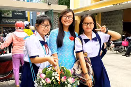 Học sinh tặng hoa cô Nguyễn Thị Huyền Thảo nhân ngày 20/11. (Ảnh: NVCC)