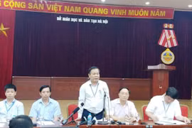 Lãnh đạo Sở Giáo dục và Đào tạo Hà Nội thông tin với báo chí về đề thi môn Ngữ văn. (Ảnh: Phạm Mai/Vietnam+)