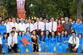 Cán bộ giáo viên trường Trung học phổ thông Quảng Xương 1 chụp ảnh lưu niệm cùng đồng chí Tô Huy Rứa, nguyên Bí thư Trung ương Đảng, Trưởng ban Tổ chức Trung ương và nguyên Bộ trưởng Bộ Giáo dục và Đào tạo Phạm Vũ Luận. (Ảnh: Thanh Tùng/TTXVN)