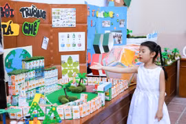 Học sinh giới thiệu về mô hình trường học tái chế. (Ảnh: PV/Vietnam+)