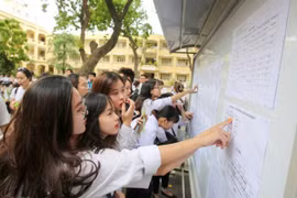 Thi sinh xem số báo danh trong Kỳ thi Trung học phổ thông quốc gia năm 2018 (Ảnh: Lê Minh Sơn/Vietnam+)