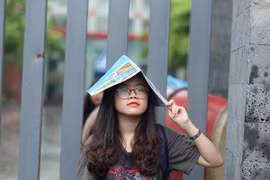 Atlat Địa lý trở thành công cụ hữu hiệu tránh mưa của thí sinh. (Ảnh: Sơn Bách/Vietnam+)