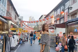 Nguyễn Oanh trên đường phố Singapore. (Ảnh: BeU Models)