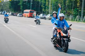 Lý Nhã Kỳ đi theo vổ vũ các nữ vận động viên đua xe đạp. (Ảnh: Ali Bùi)