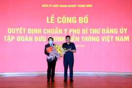 Ông Huỳnh Quang Liêm (trái) là Phó bí Thư Đảng ủy Tập đoàn VNPT nhiệm kỳ 2020-2025. (Ảnh: T.Q)