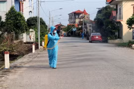 Tiến hành phun khử khuẩn toàn thôn Quan Nhân, xã Nhân Đạo, huyện Lý Nhân. (Ảnh: Nguyễn Chinh/TTXVN)