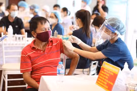 Nhân viên y tế tiêm vaccine phòng COVID-19 cho người dân. (Ảnh minh họa: Minh Quyết/TTXVN)
