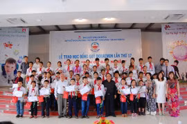 Quỹ Doraemon trao hơn 500 suất học bổng cho học sinh khó khăn 