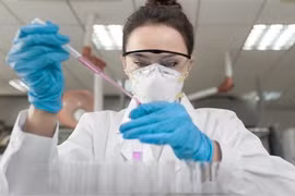 Nhà nghiên cứu điều chế vaccine ngừa virus SARS-CoV-2 tại phòng thí nghiệm của Trung tâm phòng chống dịch bệnh Mỹ. (Nguồn: Medical News Today/TTXVN) 