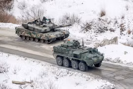 Xe tăng Stryker và K1A2 tham gia cuộc tập trận bắn đạn thật ở thành phố Pocheon, gần biên giới với Triều Tiên ngày 4/1/2024. (Ảnh: YONHAP/TTXVN)