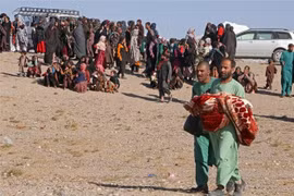 Chuyển thi thể em nhỏ thiệt mạng trong trận động đất tại Herat, Afghanistan, ngày 9/10/2023. (Ảnh: AFP/TTXVN)