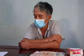 Đối tượng Nguyễn Mạnh Thắng cùng tang vật. (Ảnh: TTXVN phát) 