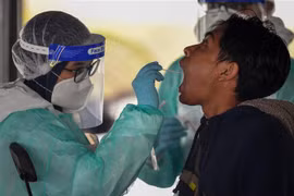 Nhân viên y tế lấy mẫu xét nghiệm COVID-19 cho người dân tại Kuala Lumpur, Malaysia. (Nguồn: AFP/TTXVN) 