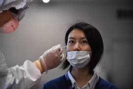 Nhân viên y tế lấy mẫu xét nghiệm COVID-19 cho người dân tại Tokyo, Nhật Bản ngày 8/5/2020. (Nguồn: AFP/TTXVN) 