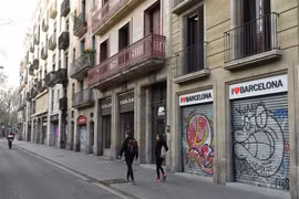 Các cửa hàng đóng cửa do dịch COVID-19 tại Barcelona, Tây Ban Nha ngày 14/3/2020. (Nguồn: THX/TTXVN) 