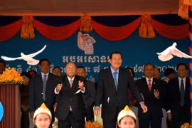 Thủ tướng Campuchia Samdech Techo Hun Sen (giữa, phải) và Chủ tịch Quốc hội Samdech Heng Samrin (giữa, trái). (Nguồn: AFP/TTXVN) 