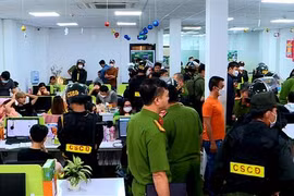Công an khám xét trụ sở công ty có hoạt động lừa đảo. (Ảnh: TTXVN phát) 