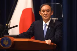 Thủ tướng Nhật Bản Yoshihide Suga tại cuộc họp báo ở Tokyo. (Nguồn: AFP/TTXVN) 