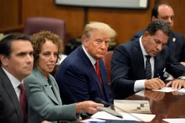 Ngày 4/4, cựu Tổng thống Mỹ Donald Trump đã ra trình diện tại Tòa án New York. (Ảnh: AFP/TTXVN)