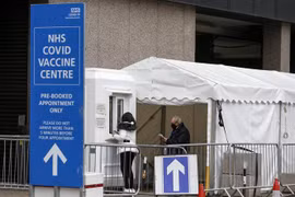 Một điểm tiêm chủng vaccine ngừa COVID-19 tại London, Anh, ngày 4/3/2021. (Nguồn: THX/TTXVN) 