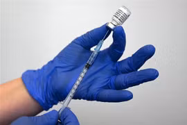 Nhân viên y tế chuẩn bị mũi tiêm vaccine phòng COVID-19 của Pfizer/BioNTech. (Ảnh: AFP/TTXVN) 