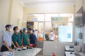 Bí thư Thành ủy Đà Nẵng kiểm tra công tác điều trị bệnh nhân tại Bệnh viện Phổi Đà Nẵng. (Ảnh: Văn Dũng/TTXVN) 