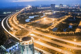 Đường Láng-Hòa Lạc là tuyến cao tốc trọng điểm nằm trong quy hoạch chung chuỗi đô thị Xuân Mai-Miếu Môn-Hòa Lạc-Sơn Tây và dài nhất nước (gần 29 km), đi từ ngã tư giao cắt với đường Phạm Hùng-Khuất Duy Tiến-Trần Duy Hưng, qua các huyện Từ Liêm, Hoài Đức, 