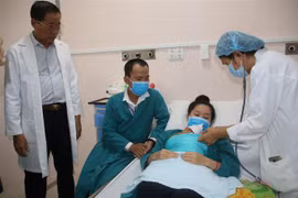 Các bác sỹ thăm khám cháu bé sinh non. (Ảnh: Bùi Giang/TTXVN)