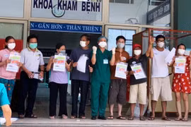 Các bệnh nhân mắc COVID-19 điều trị tại Bệnh viện dã chiến Hòa Vang được xuất viện. (Nguồn: TTXVN) 
