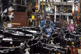 Công nhân làm việc tại nhà máy của hãng sản xuất ôtô Ford tại Dearborn, Michigan, Mỹ, ngày 20/9/2022. (Ảnh: AFP/ TTXVN)