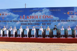 Các đại biểu ấn nút khởi công dự án cao tốc Bắc-Nam đoạn Diễn Châu-Bãi Vọt. (Ảnh: Hoàng Ngà/TTXVN)