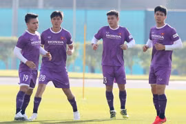 Hình ảnh đội tuyển Việt Nam lần đầu tiên tập vào sáng sớm
