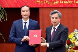 Thừa ủy quyền của Ban Bí thư và phân công của Trưởng Ban Tổ chức Trung ương, ông Nguyễn Quang Dương, Ủy viên Ban chấp hành Trung ương Đảng, Phó Trưởng Ban Tổ chức Trung ương (bên phải) trao quyết định cho Phó Bí thư Tỉnh ủy Phùng Khánh Tài. (Ảnh: Trung Ki