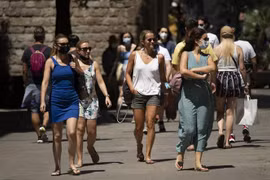Người dân di chuyển trên phố ở Barcelona, Tây Ban Nha. (Ảnh: AFP/TTXVN)