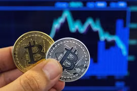 Hình ảnh mô phỏng đồng tiền điện tử Bitcoin tại cửa hàng giao dịch ở Tel Aviv, Israel. (Ảnh: AFP/TTXVN) 