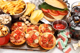 Ăn nhiều thực phẩm siêu chế biến làm tăng nguy cơ mắc bệnh mạn tính như tiểu đường, bệnh tim và ung thư. (Nguồn: iStock/Getty Images)