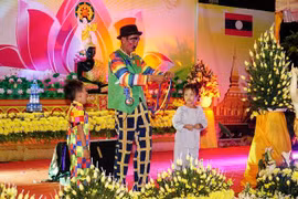 Tiết mục ảo thuật thu hút đông đảo các em thiếu nhi tham gia và cổ vũ. (Ảnh: Đỗ Bá Thành/TTXVN)