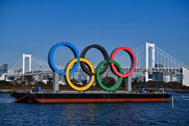 Biểu tượng của Olympic Tokyo tại Tokyo, Nhật Bản, ngày 1/12/2020. (Nguồn: AFP/TTXVN) 