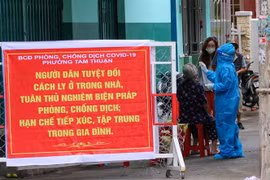 Khẩn trương lấy mẫu xét nghiệm COVID-19 để bóc tách F0 trong các khu vực kiệt, hẻm có nguy cơ lây nhiễm cao tại đường Trần Cao Vân (Đà Nẵng). (Ảnh: Trần Lê Lâm/TTXVN) 