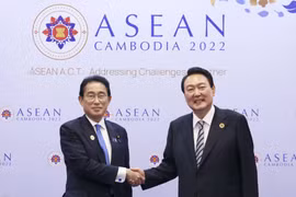 Tổng thống Hàn Quốc Yoon Suk Yeol (phải) và Thủ tướng Nhật Bản Fumio Kishida trong một buổi gặp mặt. (Nguồn: Kyodo)